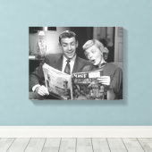 Paar Reading Magazine Canvas Afdruk (Insitu (Houten vloer))