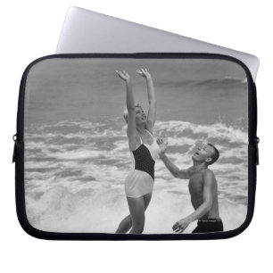 Paar spelen met een Beachball Laptop Sleeve