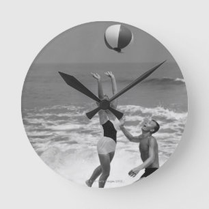 Paar spelen met een Beachball Ronde Klok