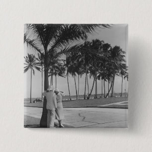 Paar staan aan palmboom Achterzijde uitzicht B&W Vierkante Button 5,1 Cm