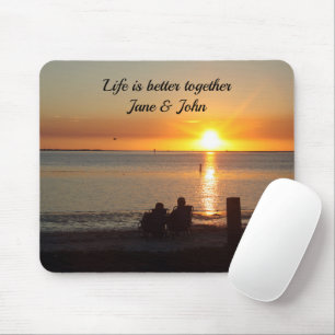 Paar zit op strand bij Sunset Mousepad Muismat