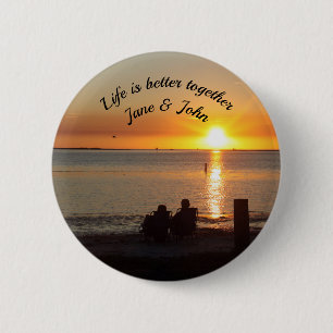 Paar zit op strand bij Sunset Pin Button