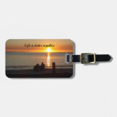 Paar zit op strand op het Bagagelabel (Voorkant horizontaal)