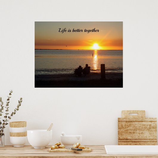 Paar zit op strand op het Poster (Keuken)