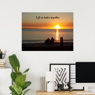 Paar zit op strand op het Poster