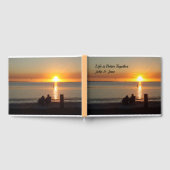 Paar zit op strand op het Sunset Guest Book Gastenboek (Volledig)