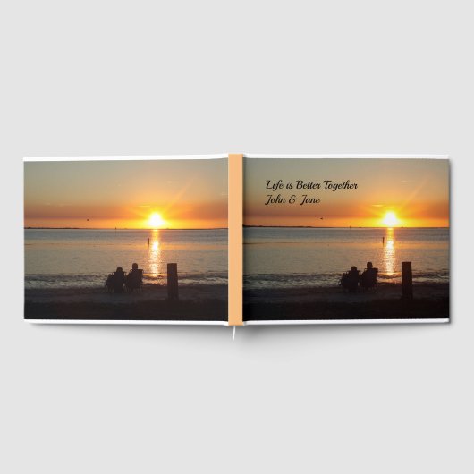 Paar zit op strand op het Sunset Guest Book Gastenboek (Volledig)