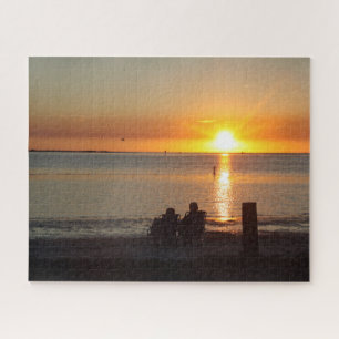 Paar zit op strand op Sunset Jigzaag Puzzle Legpuzzel