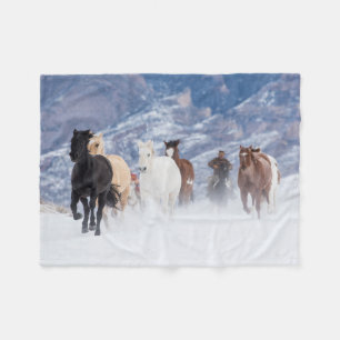 Paard dat door de sneeuw rent fleece deken