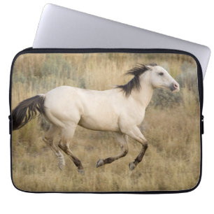 Paard dat door prairiegras loopt laptop sleeve