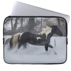 Paard die door de sneeuw loopt laptop sleeve