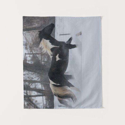 Paard die door de sneeuw loopt wandkleed (Voorkant)