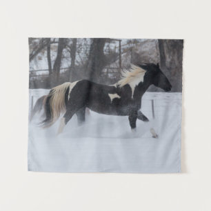 Paard die door de sneeuw loopt wandkleed