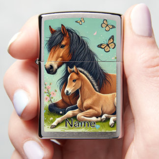 Paard en veulen rusten in een lente setting