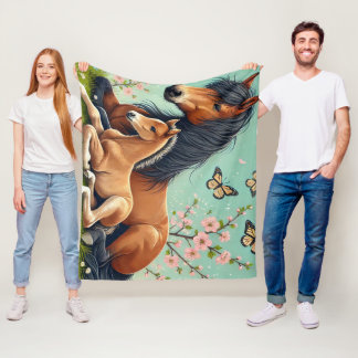 Paard en veulen rusten in een lente setting fleece deken