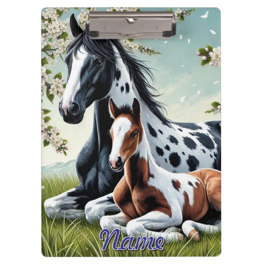 Paard en veulen rusten te midden van bloeiende bom klembord (Voorkant)