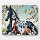 Paard en veulen rusten te midden van bloeiende bom muismat (Voorkant)