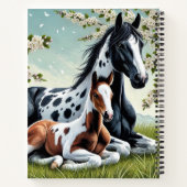 Paard en veulen rusten te midden van bloeiende bom notitieboek (Achterkant)