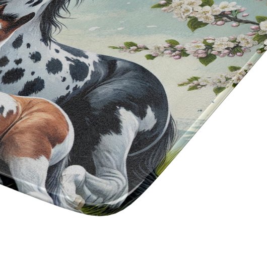 Paard en veulen rusten te midden van bloeiende bom snijplank (Hoek)