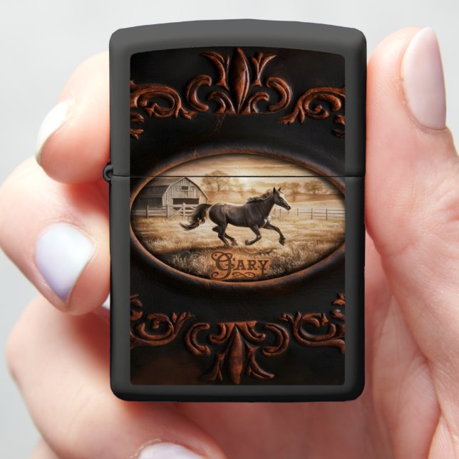 Paard loopt langs schuur (In Hand)