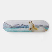 Paard op een strand. skateboard (Horizontaal)
