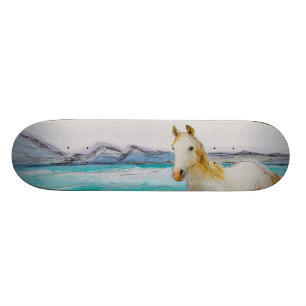Paard op een strand. skateboard