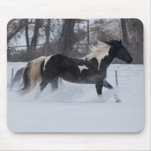 Paard rent door de sneeuw muismat