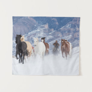 Paard rent door de sneeuw wandkleed
