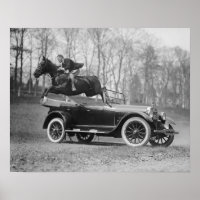 Paard springt over auto, 1923. Oude foto