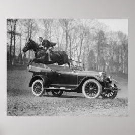 Paard springt over auto, 1923. Oude foto Poster