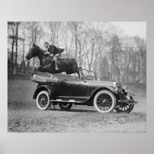 Paard springt over auto, 1923. Oude foto Poster