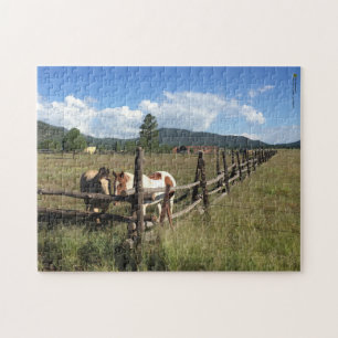 Paarden bij een hek van boomstammen Foto Legpuzzel