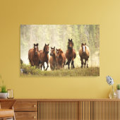 Paarden cresting kleine heuvel tijdens afronding canvas afdruk (Insitu (Woonkamer))