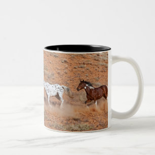 Paarden die de Big Horn MT van Shell Wyoming zwerv Tweekleurige Koffiemok