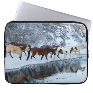 Paarden die de Creek passeren Laptop Sleeve