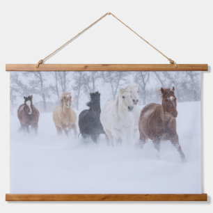 Paarden die door de sneeuw rennen hangend wandkleed