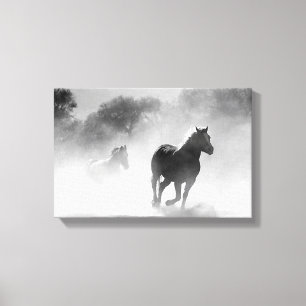 Paarden die door mist lopen in zwart-wit kanaal canvas afdruk