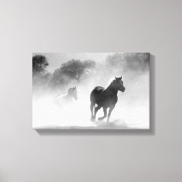 Paarden die door mist lopen in zwart-wit kanaal canvas afdruk
