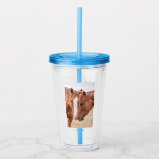 Paarden die elkaar in een wei besnuffelen acryl drinkbeker