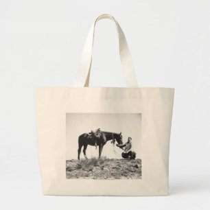 Paarden die eten uit het pet van een cowboy. grote tote bag