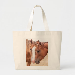 Paarden die in een weiland snuiven grote tote bag