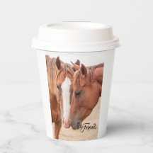 Paarden die in een weiland snuiven