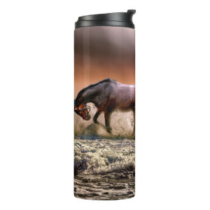 Paarden die in het Surf van de oceaan op de Sunset Thermosbeker