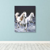 Paarden die lopen met kussens canvas afdruk (Insitu (Houten vloer))
