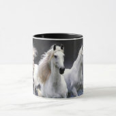 Paarden die lopen met kussens mok (Midden)