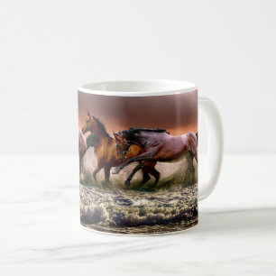 Paarden die lopen op de Mok van de Beach Coffee
