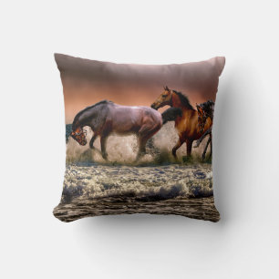 Paarden die op het Surf van de oceaan op de zon lo Kussen