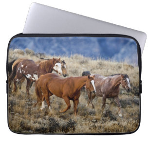 Paarden die over de heuvels zwerven laptop sleeve