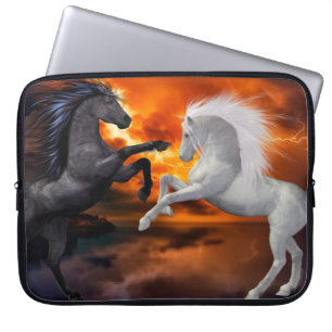 Paarden die vechten in een slecht bliksemstorm laptop sleeve