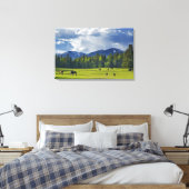 Paarden grazen in weiland nabij Whitefish; Canvas Afdruk (Insitu (Slaapkamer))